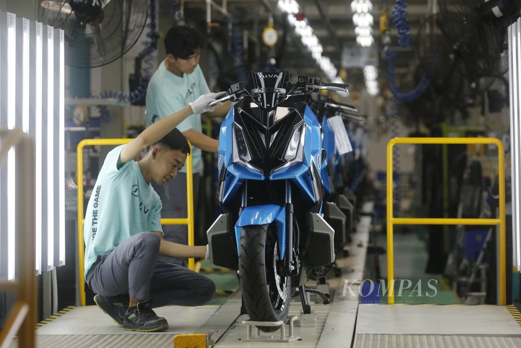 Pekerja mengecek motor listrik Alva yang telah selesai dirakit di Alva Manufacturing Facility, Cikarang, Bekasi, Jawa Barat, Rabu (20/9/2023). 
