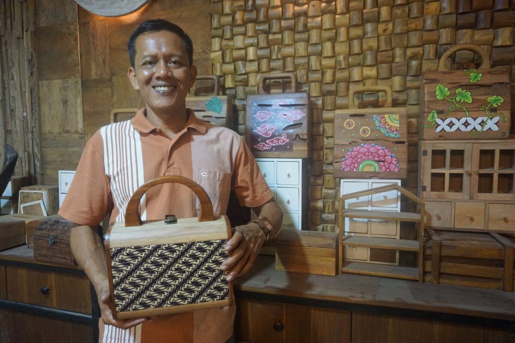 Suhendi (46) menunjukkan kerajinan kayu dari limbah di bengkel kerjanya di Desa Majatengah, Kecamatan Kemangkon, Kabupaten Purbalingga, Jawa Tengah, Rabu (25/1/2023).