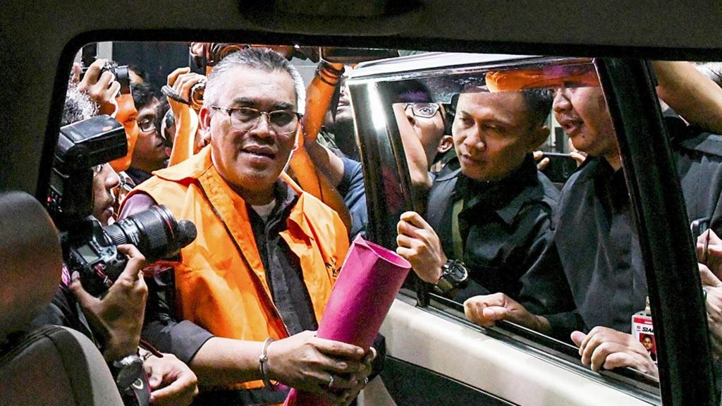 Bupati Muara Enim Ahmad Yani memasuki kendaraan tahanan seusai diperiksa di Gedung KPK, Jakarta, Selasa (3/9/2019). Ahmad Yani ditangkap KPK terkait kasus dugaan suap proyek di Dinas Pekerjaan Umum dan Penataan Ruang Muara Enim senilai Rp 130 miliar.