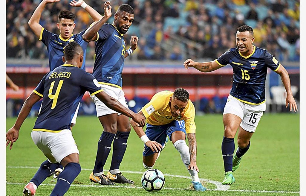 Pemain  Brasil, Neymar (kedua kanan), terjatuh saat berebut bola dengan para pemain Ekuador pada laga kualifikasi Piala Dunia 2018 zona Amerika Selatan, Jumat (1/9) pagi WIB. Brasil menang 2-0.