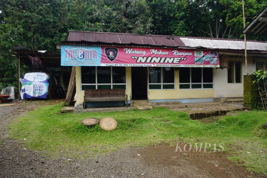 Suasana halaman Rumah Makan Rawisan "Ninine" Desa Karangcegak, Kecamatan Kutasari, Kabupaten Purbalingga, Jawa Tengah, Kamis (17/11/2022).