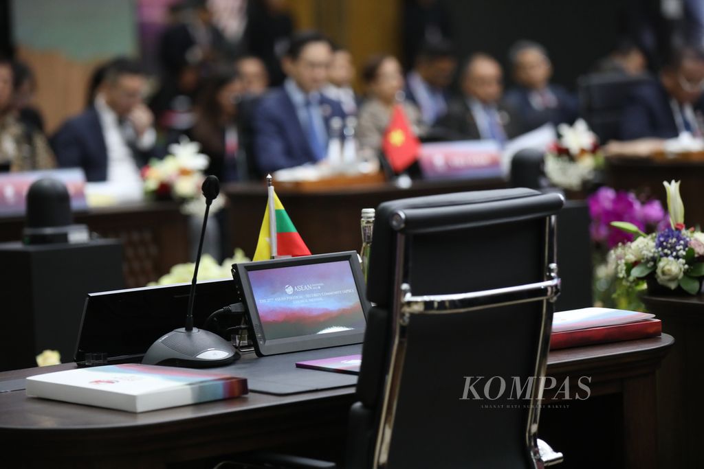 Kursi delegasi Myanmar kosong saat pertemuan Dewan Politik dan Keamanan ASEAN (APSC) di Sekretariat ASEAN, Jakarta, Senin (4/9/2023). 