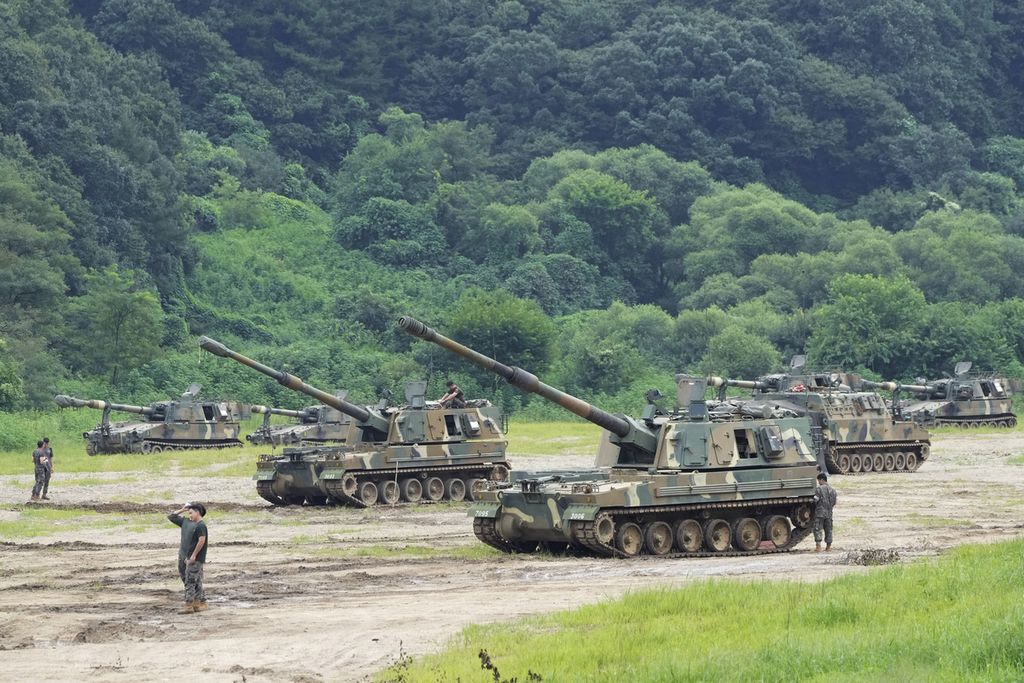  Meriam swagerak K-9 buatan Korea Selatan dipersiapkan di pusat latihan tempur Paju di dekat perbatasan Korsel dan Korea Utara, Senin (22/8/2022). Meriam itu  sebagian dari persenjataan yang digunakan dalam latihan perang Ulchi Freedom Shield (UFS). 