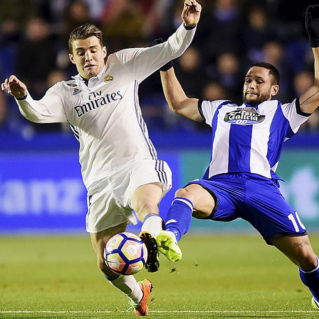 Gelandang Real Madrid, Mateo Kovacic (kiri), berebut bola dengan penyerang Deportivo La Coruna, Florin Andone, pada laga lanjutan Liga Spanyol di Stadion Riazor, La Coruna, Kamis (27/4) dini hari WIB. Real Madrid menang telak 6-2.