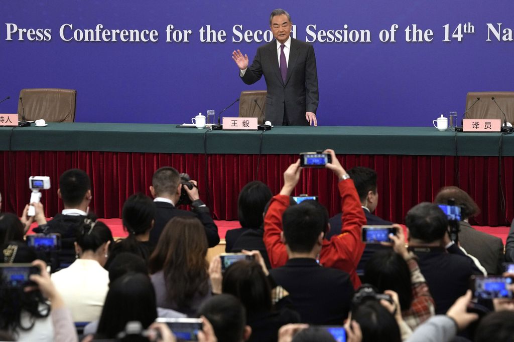 Menteri Luar Negeri China Wang Yi melambaikan tangan saat tiba untuk konferensi pers di sela-sela Kongres Rakyat Nasional di Beijing, 7 Maret 2024. 