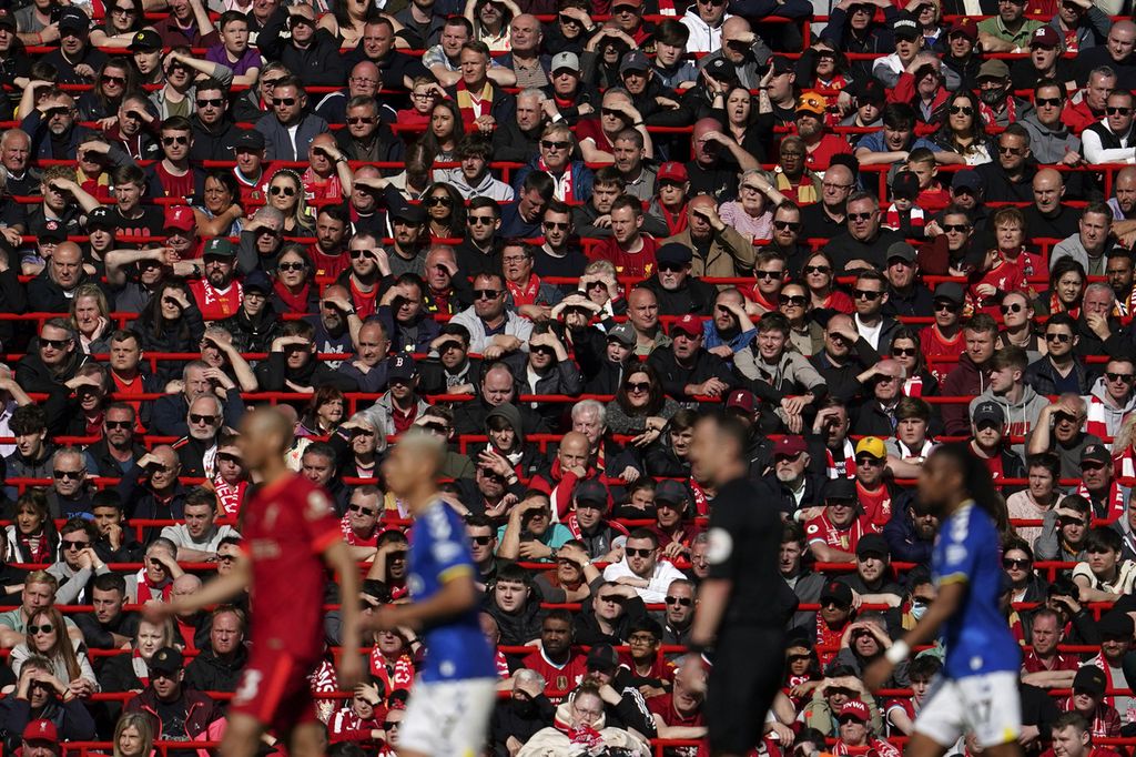 Penonton memadati stadion saat Liverpool melawan Everton dalam laga Liga Inggris di Stadion Anfield, Liverpool, Inggris, Senin (25/4/2022) dini hari WIB. Derbi Merseyside ini dimenangi Liverpool 2-0. 
