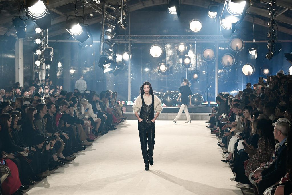 Foto model asal Amerika Serikat, Bella Hadid, memperagakan busana dari jenama Isabel Marant untuk koleksi musim gugur/dingin 2022-2023 selama perhelatan Paris Fashion Week di Paris, Perancis, 3 Maret 2022.