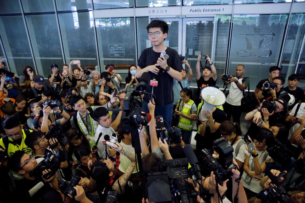 Aktivis pro-demokrasi Hong Kong, Joshua Wong, berpidato di hadapan massa di luar kantor Dewan Legislatif dalam unjuk rasa di Hong Kong, China, 17 Juni 2019. Politisi muda itu bertolak ke Jerman, Senin (9/9/2019).