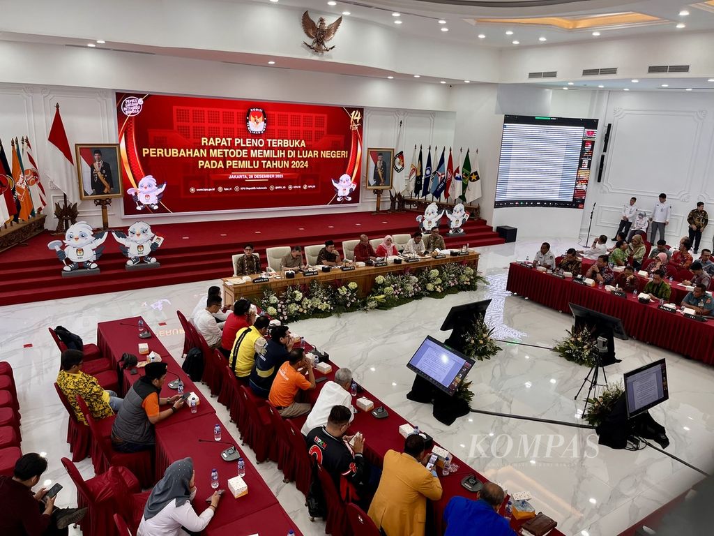 Suasana Rapat Pleno Terbuka Perubahan Metode Memilih di Luar Negeri pada Pemilu 2024 di Kantor Komisi Pemilihan Umum, Jakarta, Kamis (28/12/2023). 