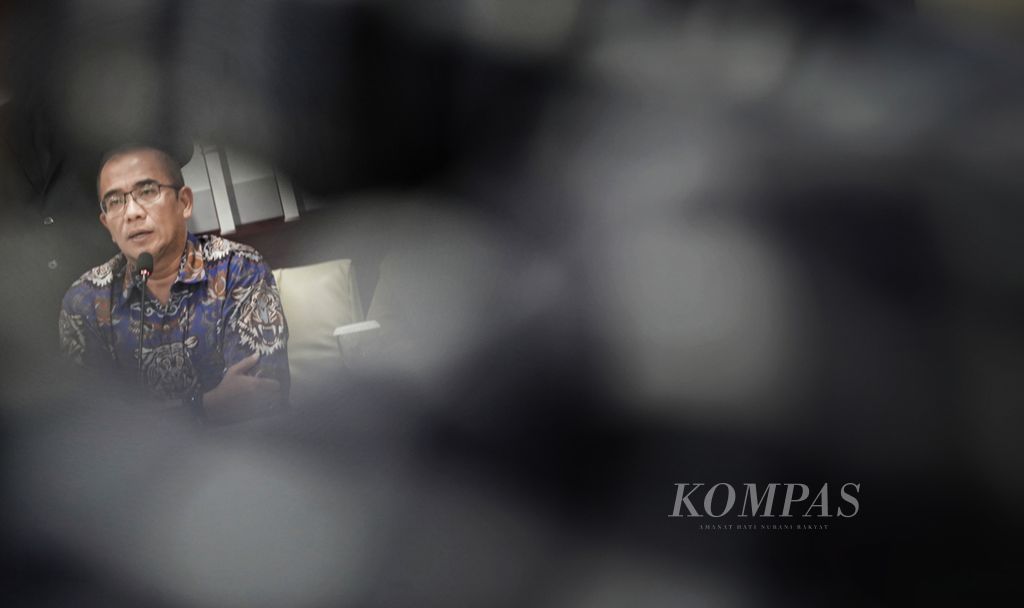 Ketua Komisi Pemilihan Umum (KPU) Hasyim Asy’ari saat menjelaskan peraturan debat dalam konferensi pers persiapan Debat Calon Presiden Pemilu 2024 di Media Center KPU, Jakarta, Senin (11/12/2023).