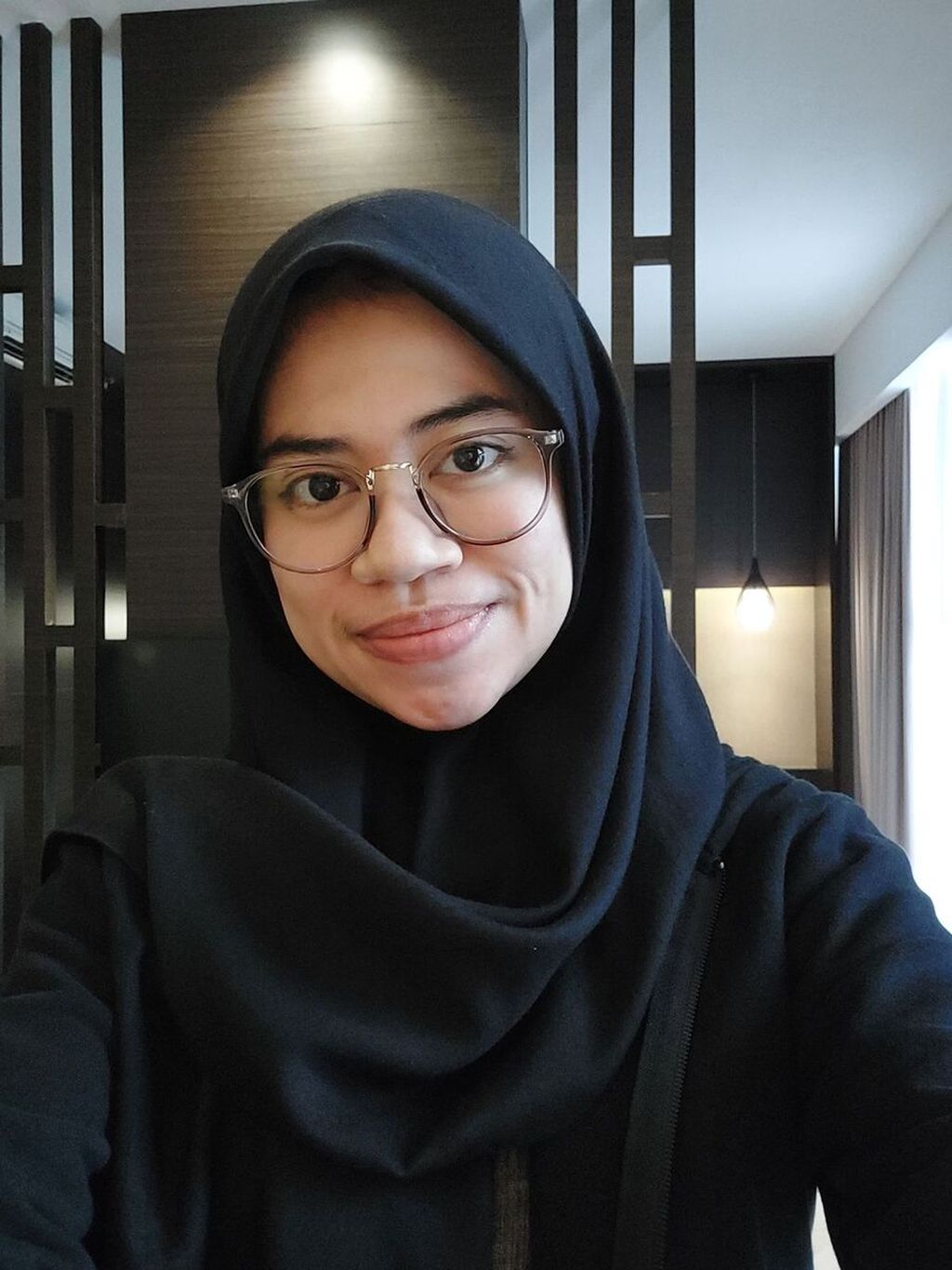 Jurnalis data, Monavia Ayu Rizaty (28), memilih berhemat dengan membawa bekal makan siang dari rumah untuk dikonsumsi di kantor.