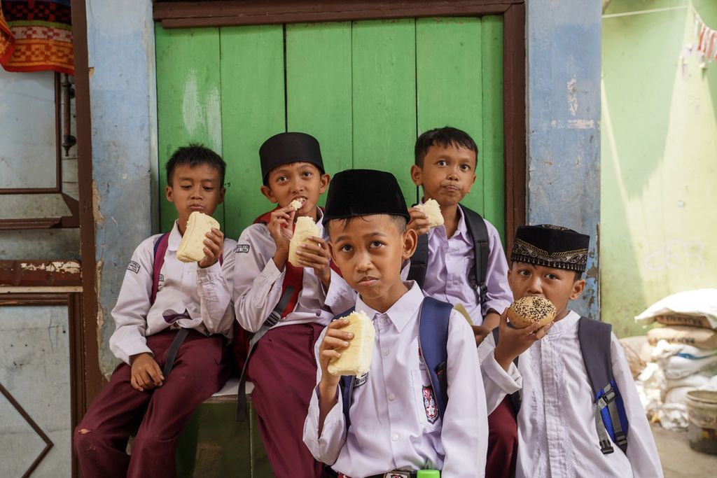 Sejumlah anak sekolah dasar menikmati roti kiriman Foodcycle di Lembaga Nur Sahabat, Kelurahan Kampung Melayu, Jakarta Timur, DKI Jakarta, Jumat (10/11/23).