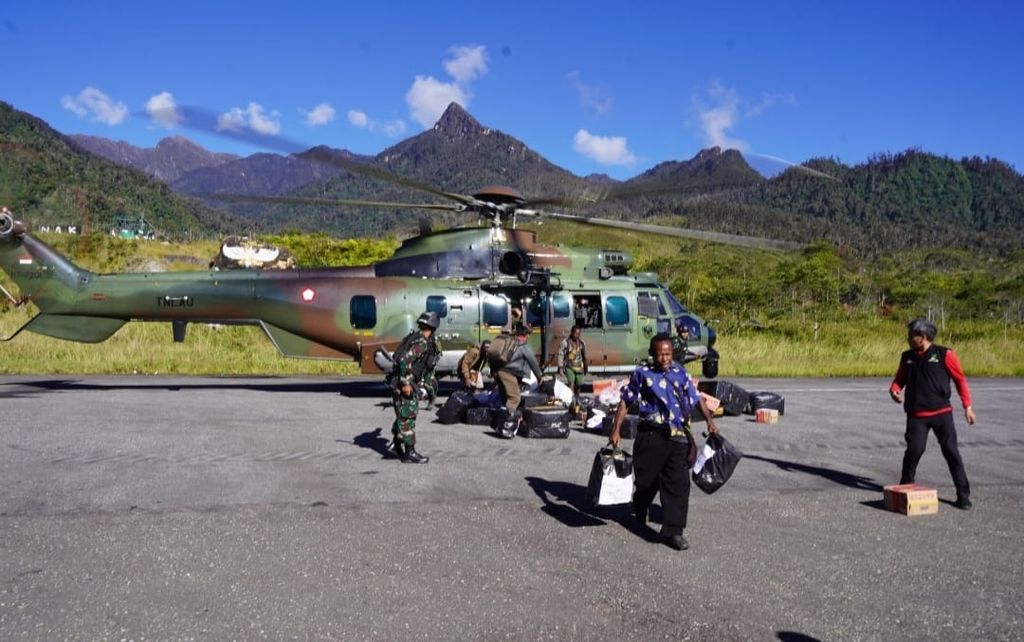 Bantuan makanan dari Kementerian Sosial dan Panglima TNI Laksamana Yudo Margono tiba di Lapangan Terbang Distrik Sinak, Kabupaten Puncak, Papua Tengah, Rabu (26/7/2023).