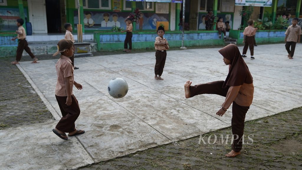 Anak-anak bermain bola menunggu jam masuk sekolah di SDN Bojongmenteng, Kecamatan Leuwidamar, Kabupaten Lebak, Banten, Jumat (17/3/2023).