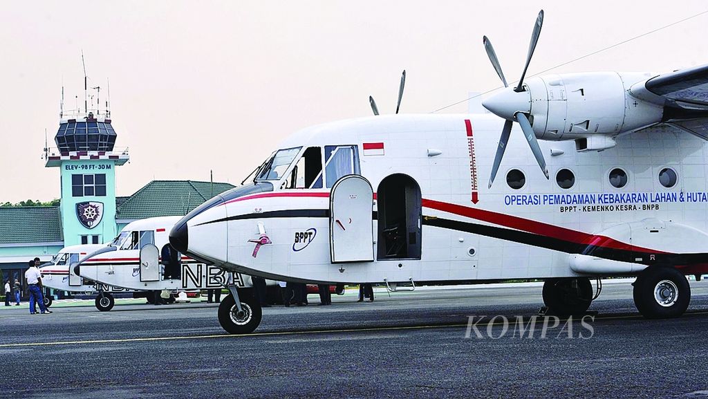 Badan Pengkajian dan Penerapan Teknologi (BPPT) menyiapkan tiga pesawat jenis NC 212/200 untuk pembuatan hujan buatan yang disiagakan di Base Ops Pangkalan Utama TNI AU Halim Perdanakusuma, Jakarta, Kamis (8/9/2011). 