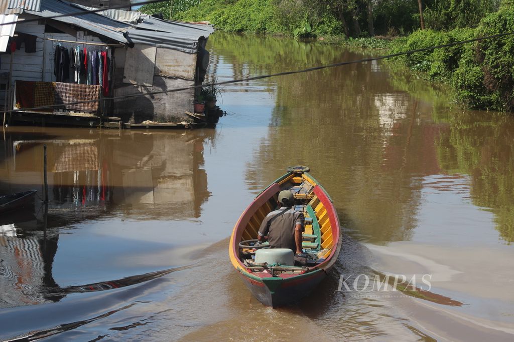 Sebuah kapal berlayar di Sungai Pedado, Kecamatan Kertapati, Palembang, Sumatera Selatan, Sabtu (13/5/2023). Sampai saat ini angka kemisikinan di Sumsel masih tinggi, hal ini dipengaruhi    timpangnya pembangunan dan masih tingginya kerentanan korupsi di lingkup penyelenggara negara.