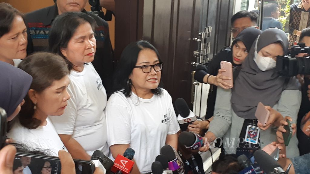 Keluarga Shane Lukas Rotua Pangondian Lumbantorua (19), terdakwa penganiayaan berat terencana terhadap Cristalino David Ozora, memberi tanggapan seusai sidang putusan di Pengadilan Negeri Jakarta Selatan, Kamis (7/9/2023).