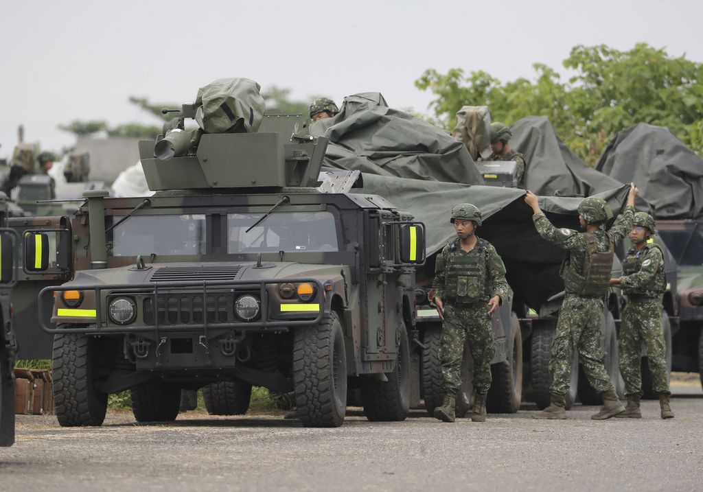 Kendaraan pengangkut misil antitank High Mobility Multipurpose Wheeled Vehicle (HMMWV) M1167 milik Taiwan dalam latihan militer di Pingtung County, Taiwan selatan, pada 26 Agustus 2024. 