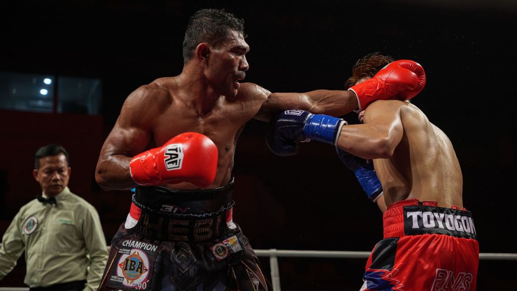 Petinju Indonesia, Hebi Marapu (kiri) saat bertarung melawan petinju Filipina, Al Toyogon dalam kelas ringan IBA Intercontinental pada gelaran Johor International Boxing Championship, Minggu (25/12/2022). Pertarungan ini berakhir imbang.