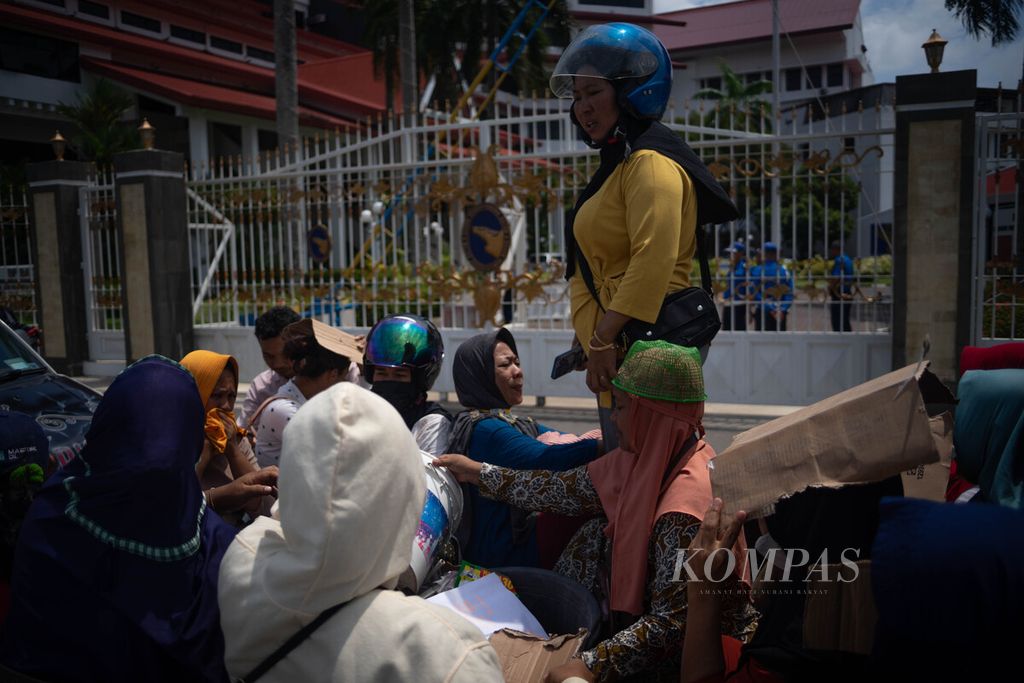 Warga Perumahan Bukit Raya bersiap melakukan demonstrasi terkait krisis air bersih di depan Kantor Badan Pengusahaan Batam, Kota Batam, Kepulauan Riau, Rabu (2/8/2023). Selama satu minggu terakhir, akses air bersih 36.000 rumah terganggu.