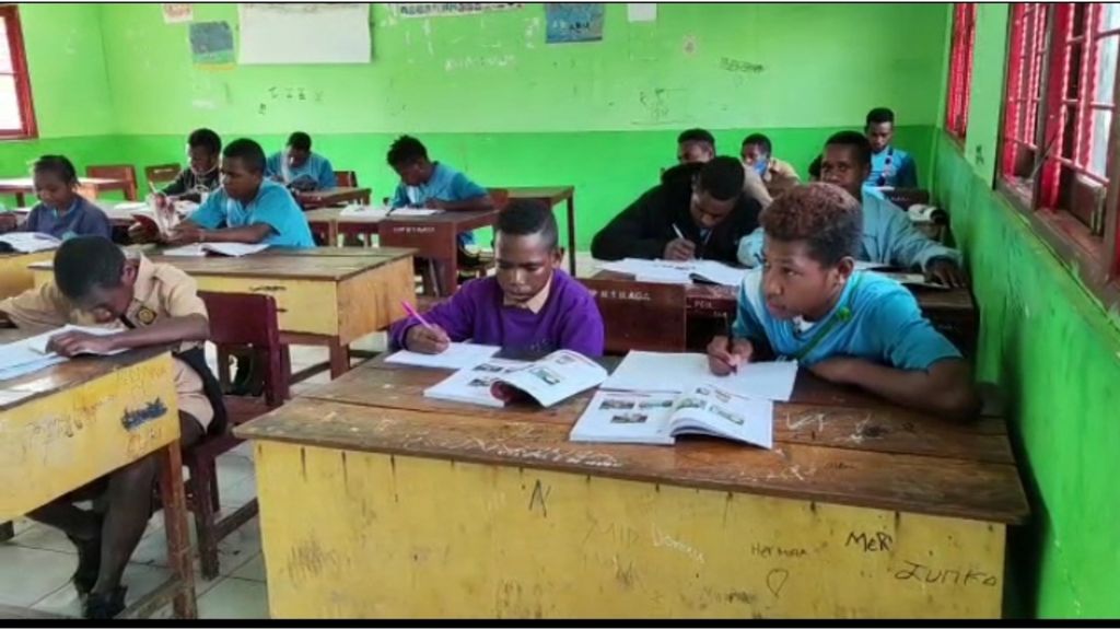 Pelajar sekolah dasar di Distrik Ilaga, Kabupaten Puncak, Papua Tengah, Jumat (9/9/2022). Mereka sering kali tak bisa bersekolah ketika terjadi aksi teror KKB di Ilaga.