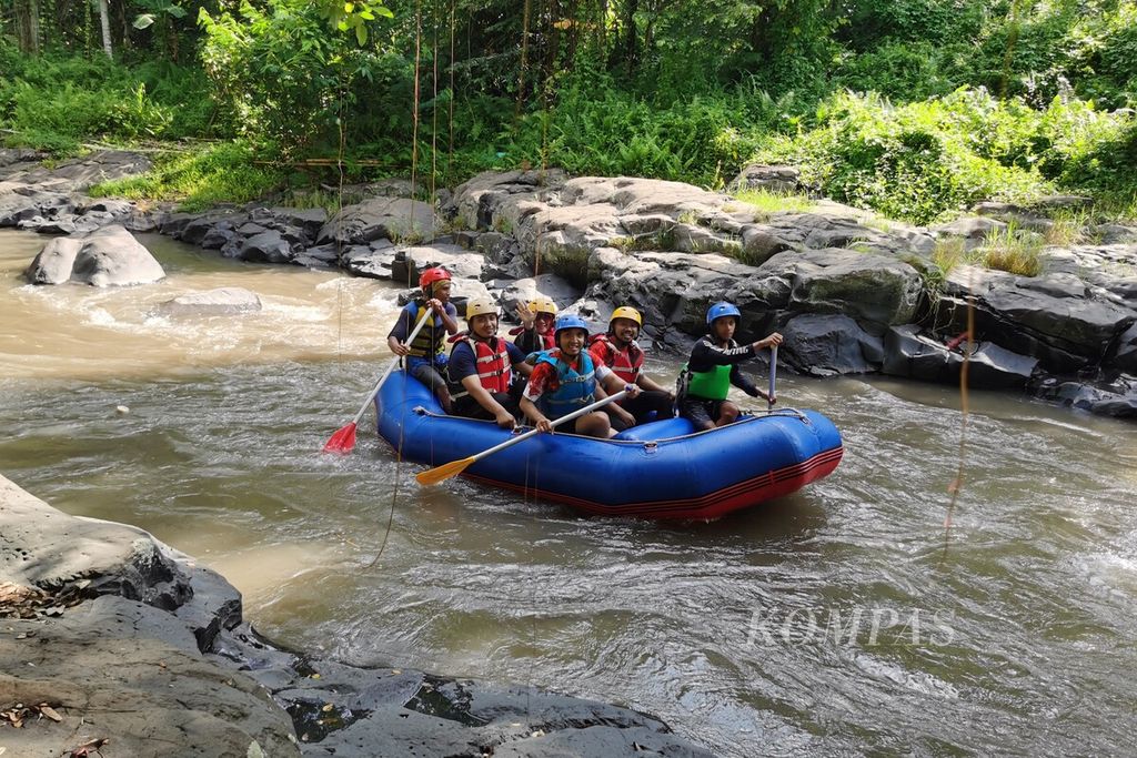 Keindahan alam sepanjang sungai menjadi suguhan bagi wisatawan yang mencoba arung jeram dari Lombok Rafting di Desa Batu Mekar, Kecamatan Lingsar, Kabupaten Lombok Barat, Nusa Tenggara Barat, Minggu (30/12/2023). 
