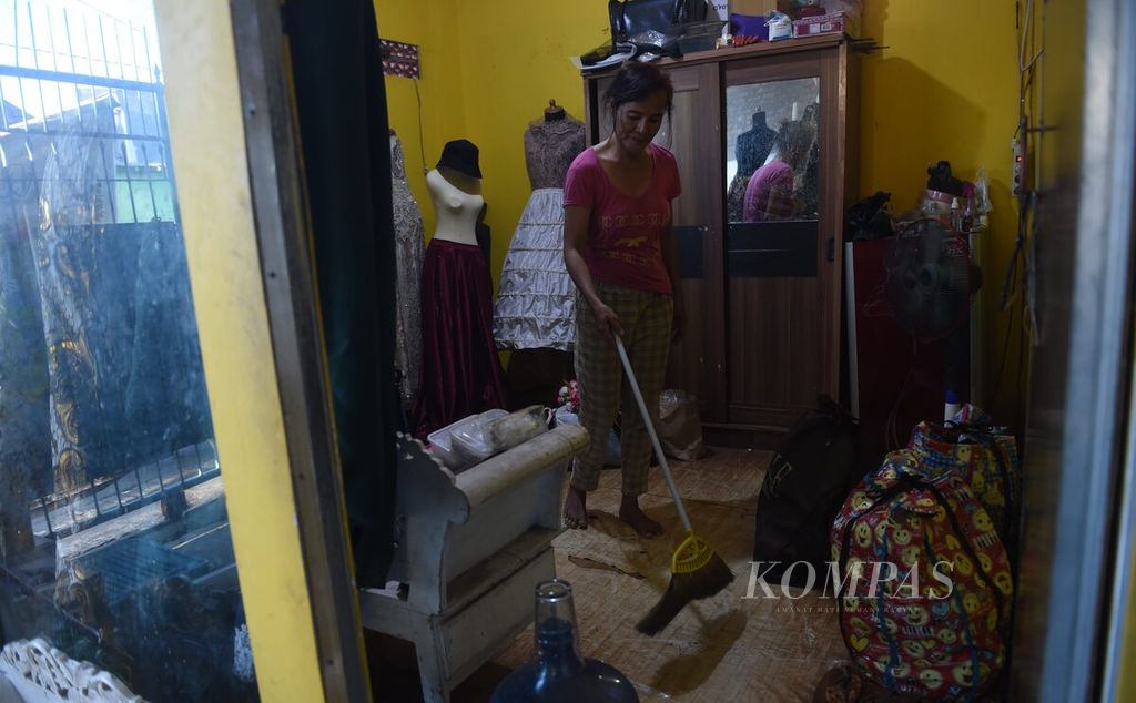 Irma Subekti membersihkan salonnya di kawasan Pacar Kembang, Kecamatan Tambaksari, Surabaya, Jawa Timur, Rabu (20/7/2022). Irma yang seorang transpuan itu kini mengelola salon untuk memenuhi kebutuhan hidupnya sehari-hari.