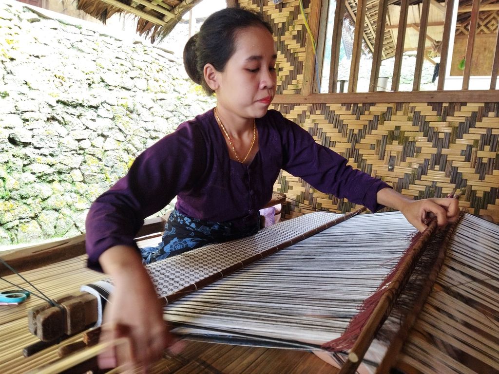 Selain berladang, aktivitas warga Baduy adalah menenun, seperti yang dilakukan warga di Kampung Cibungur, Baduy Luar, Kamis (21/7/2022).