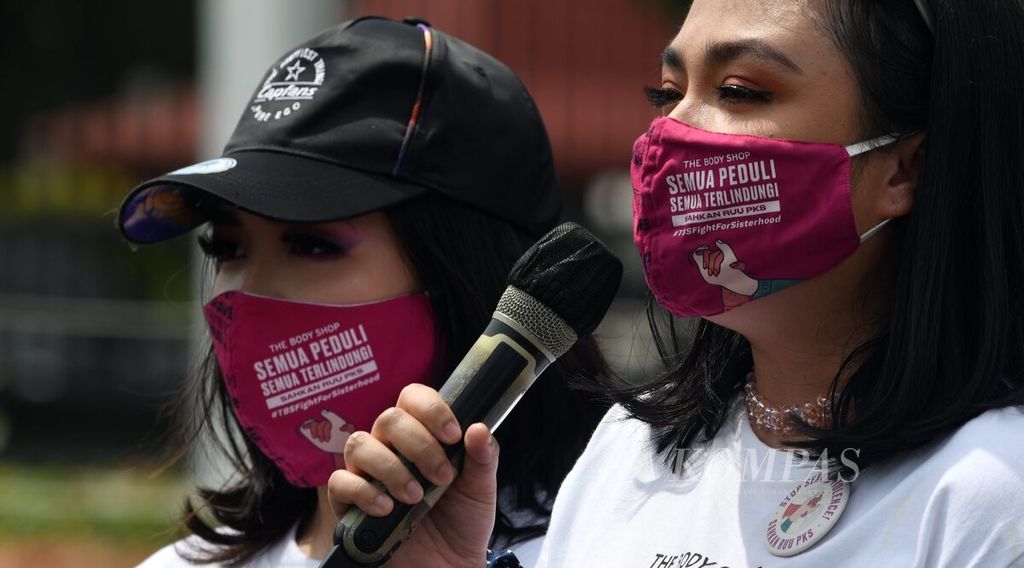 Para pegiat hak-hak perempuan mengikuti aksi 500 Langkah Awal Sahkan RUU Penghapusan Kekerasan Seksual (PKS) di depan Gedung DPR, Senayan, Jakarta, Rabu (25/11/2020). Aksi tersebut merupakan bagian dari Kampanye 16 Hari Anti-Kekerasan terhadap Perempuan untuk mendorong upaya penghapusan kekerasan terhadap perempuan di seluruh dunia. 