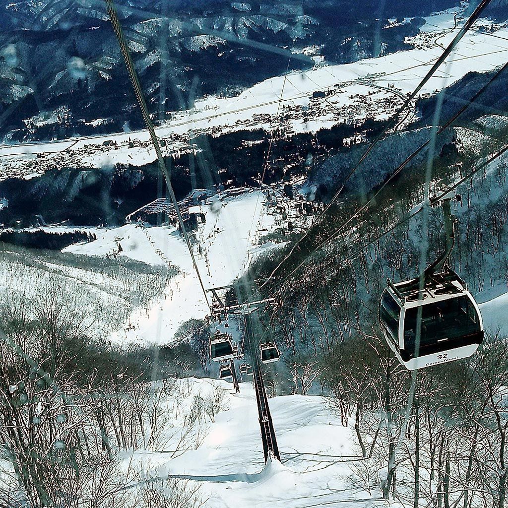  Pemandangan  Resor Ski Hakuba Goryu di Nagano, Jepang, dari atas gondola.