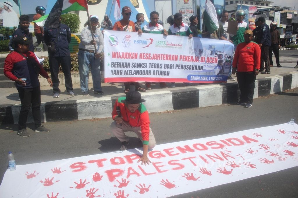 Para buruh dari berbagai serikat pekerja melakukan aksi memperingati Hari Buruh Internasional, Rabu (1/5/2024). Buruh Aceh mendesak agar ada tunjangan khusus hari <i>meugang</i>.