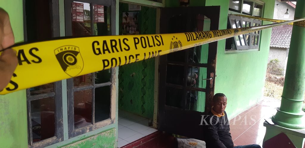 Garis polisi terpasang di rumah Rasni di Desa Cangkoak, Kecamatan Dukupuntang, Kabupaten Cirebon, Jawa Barat, Senin (27/11/2023). Rasni tewas oleh mantan suami sirinya, OS.