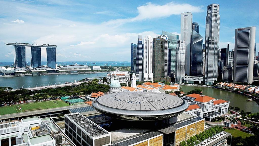Hotel dan Kasino Marina Bay Sands di Singapura terlihat dari kawasan pusat bisnis di Singapura, Mei 2016.  