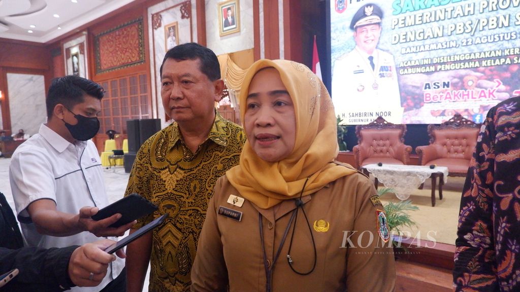 Kepala Dinas Perkebunan dan Peternakan Provinsi Kalimantan Selatan Suparmi (tengah) di Banjarmasin, Senin (22/8/2022).