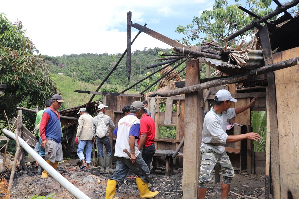 Sejumlah warga membersihkan puing-puing di rumah yang dibakar oleh kelompol teroris MIT di Desa Lembantongoa, Kecamatan Palolo, Kabupaten Sigi, Sulteng, Selasa (1/12/2020).