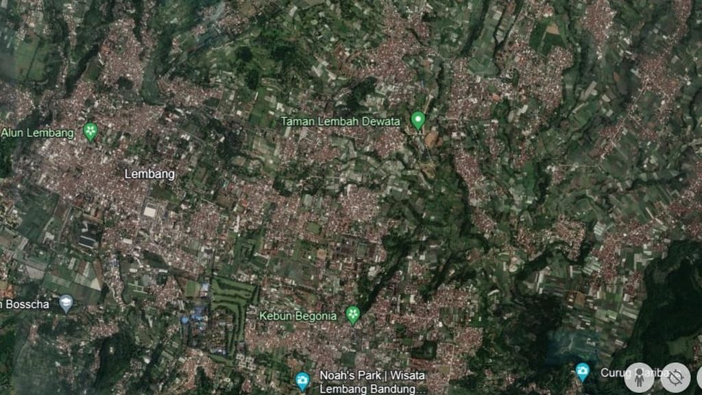 Tampak foto citra satelit kondisi kawasan Bandung utara di Jawa Barat yang diduga terjadi degradasi lahan untuk aktivitas pembangunan rumah, tempat wisata dan lahan pertanian pada 2023.
