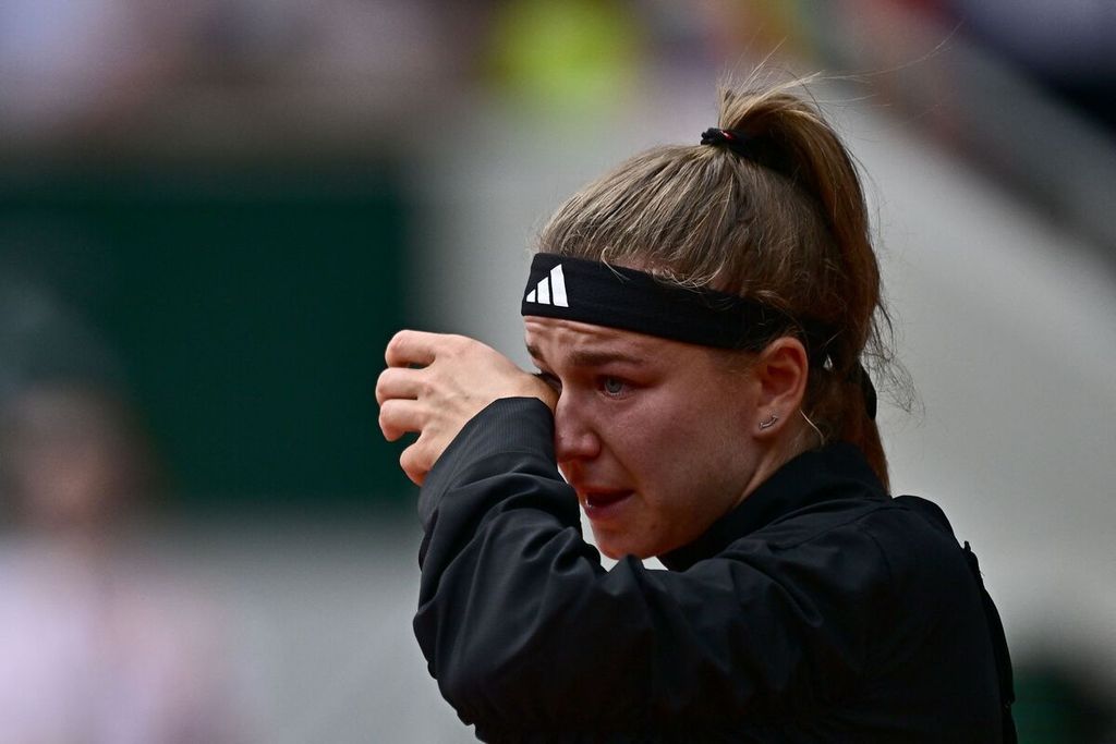 Petenis Ceko, Karolina Muchova, menangis di podium karena dikalahkan oleh petenis Polandia Iga Swiatek pada laga final Perancis Terbuka di Roland Garros, Paris, Perancis, Sabtu (10/6/2023). Swiatek menang dengan skor 6-2, 5-7, 6-4 dan menjadi juara.