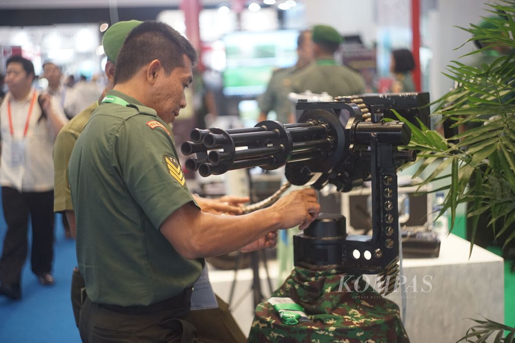 Senapan multi laras adalah salah satu inovasi Dislitbang TNI AD yang dipamerkan dalam Indo Defence 2018, Rabu (7/11/2018) di JiExpo, Kemayoran, Jakarta. Senapan mesin ini dapat mengeluarkan 3.000 butir peluru dalam satu menit.