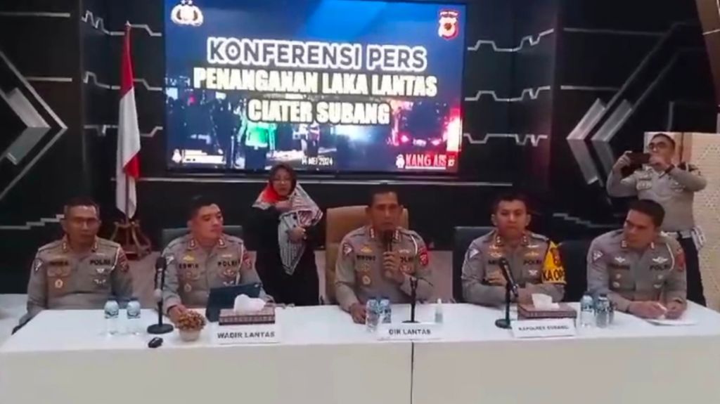 Direktur Lalu Lintas Kepolisian Daerah Jawa Barat Komisaris Besar Wibowo menyampaikan hasil penanganan hukum dalam kecelakaan bus Trans Putera Fajar di Jalan Raya Ciater, Kabupaten Subang, Jawa Barat, Selasa (14/5/2024). Sopir bus bernama Sadira ditetapkan sebagai tersangka dalam peristiwa ini.