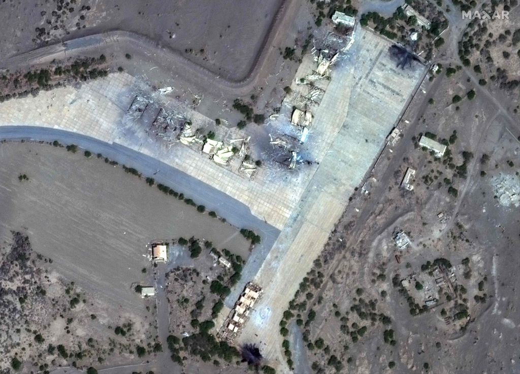 Dalam citra satelit yang dirilis oleh Maxar Technologies memperlihatkan hanggar-hanggar pesawat yang hancur di lapangan terbang Hodeida, Yaman. Foto diambil pada Jumat (12/1/2024) usai serangan udara Amerika Serikat dan Inggris atas sejumlah situs militer Houthi. 