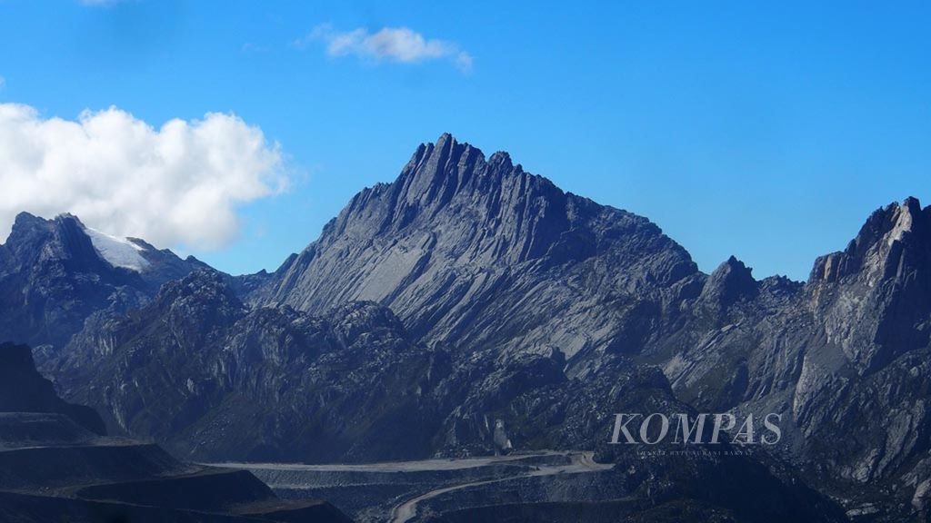 Carstenz Pyramid atau Puncak Jaya yang merupakan puncak gunung tertinggi di Indonesia (4.884 meter di atas permukaan laut) dipotret dari Overlook Bunaken (2.285 meter di atas permukaan laut) di areal tambang terbuka Grasberg PT Freeport Indonesia, Sabtu (18/8/2018).