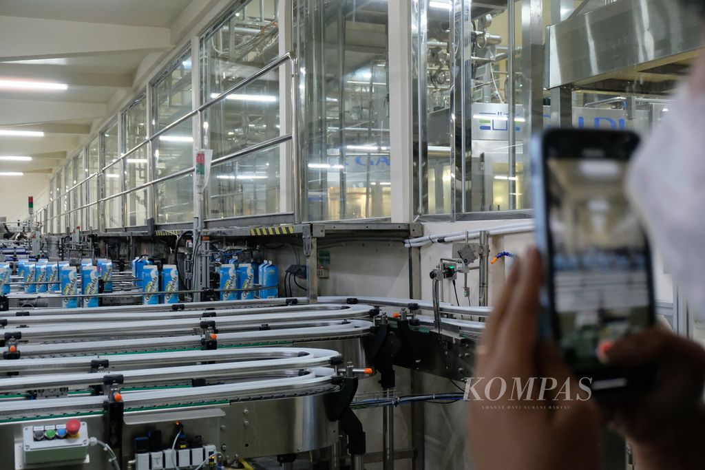 Aktivitas di pabrik pengemasan susu segar merek Greenfields di Kabupaten Malang, Jawa Timur, Selasa (30/5/2023). Saat ini produksi susu dalam negeri baru bisa mencukupi 20 persen dari kebutuhan nasional.