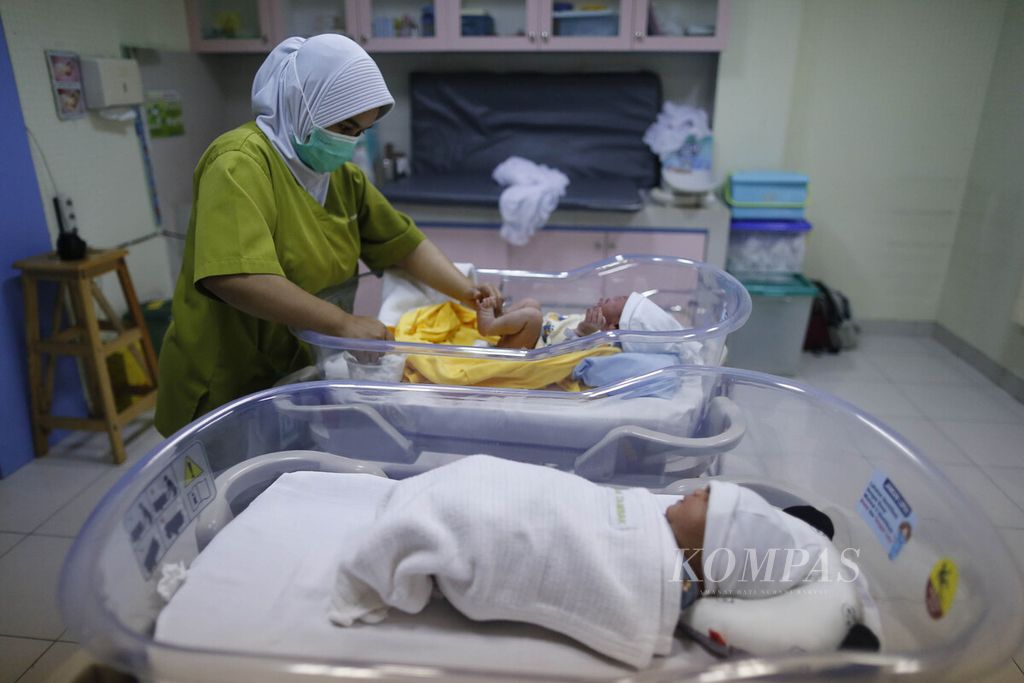 Ilustrasi. Petugas merawat dan memantau kondisi bayi yang baru lahi di sebuah rumah sakit di Jakarta, Selasa (15/11/2022).