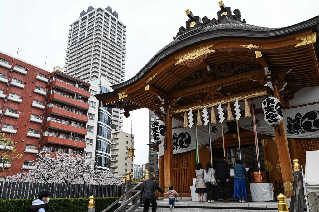 Warga Jepang berdoa di Kuil Suitengu Shrine, sebuah kuil yang populer untuk memohon kehamilan dan persalinan yang aman. Kuil itu terletak di Ningyocho, Tokyo. Foto diambil pada 28 Maret 2023. 