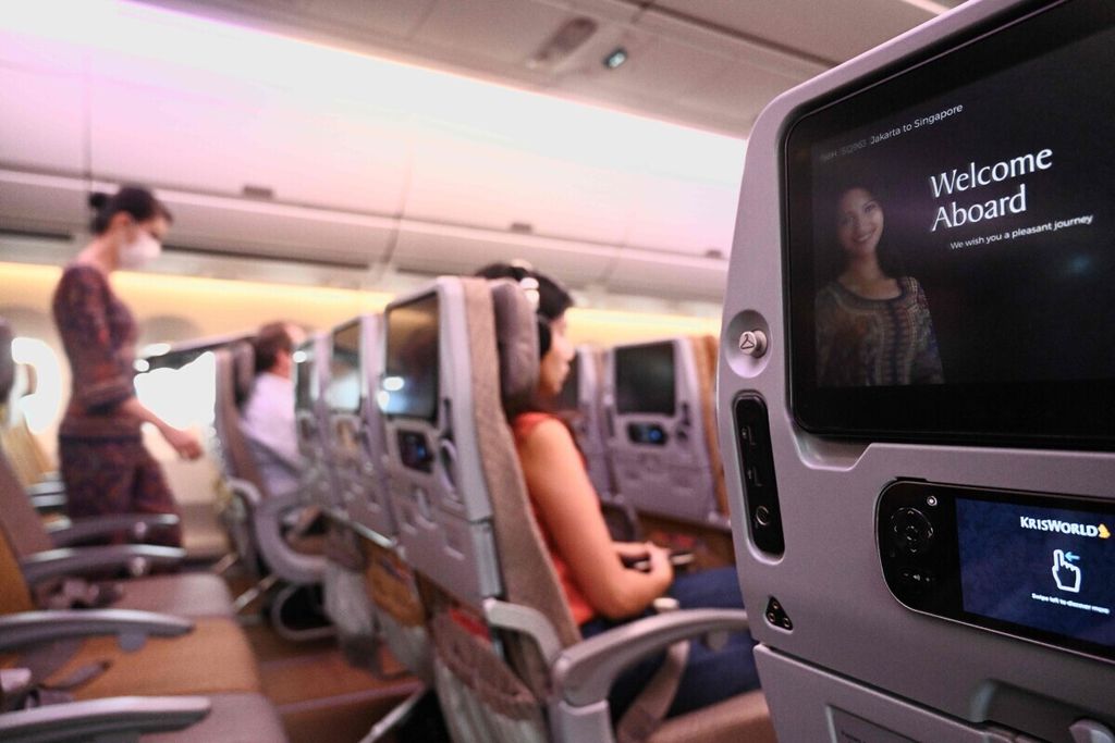 Sederet kursi kosong terlihat di atas pesawat Singapore Airlines dari Bandara Internasional Soekarno-Hatta menuju ke Singapura, 18 Februari 2020.