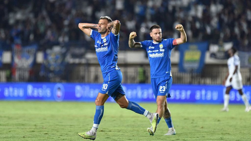 Penyerang sayap Persib Bandung, Tyronne Gustavo, berselebrasi setelah mencetak gol perdana kemenangan timnya atas PSIS 2-1 dalam lanjutan kompetisi BRI Liga 1 2024/2025 di Stadion Si Jalak Harupat, Kabupaten Bandung, Jawa Barat, Minggu (15/9/2024).