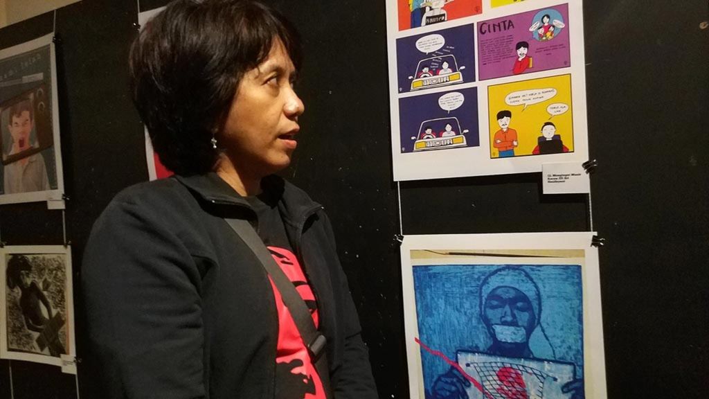 Suciwati, istri pegiat hak asasi manusia Munir Said Thalib, tengah mengamati sejumlah poster karya sahabat Munir yang dipamerkan di Museum Omah Munir di Batu, Jawa Timur, Jumat (8/12/2017). Hingga kini, belum juga terungkap siapa auktor intelektual di balik kematian Munir. 