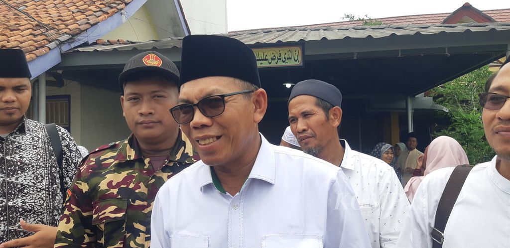 Ketua Pengurus Wilayah Nahdlatul Ulama Jawa Barat KH Juhadi Muhammad saat menghadiri pemakaman Buya Syakur di Pondok Pesantren Cadangpinggan, Kabupaten Indramayu, Jawa Barat, Rabu (17/1/2024).