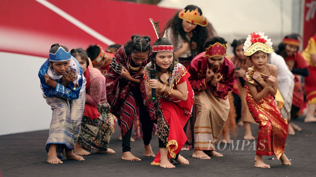 Penyanyi dan penari mengenakan pakaian adat nusantara meramaikan Kirab Merah Putih di Bundaran Hotel Indonesia, Jakarta, Minggu (28/8/2022). 