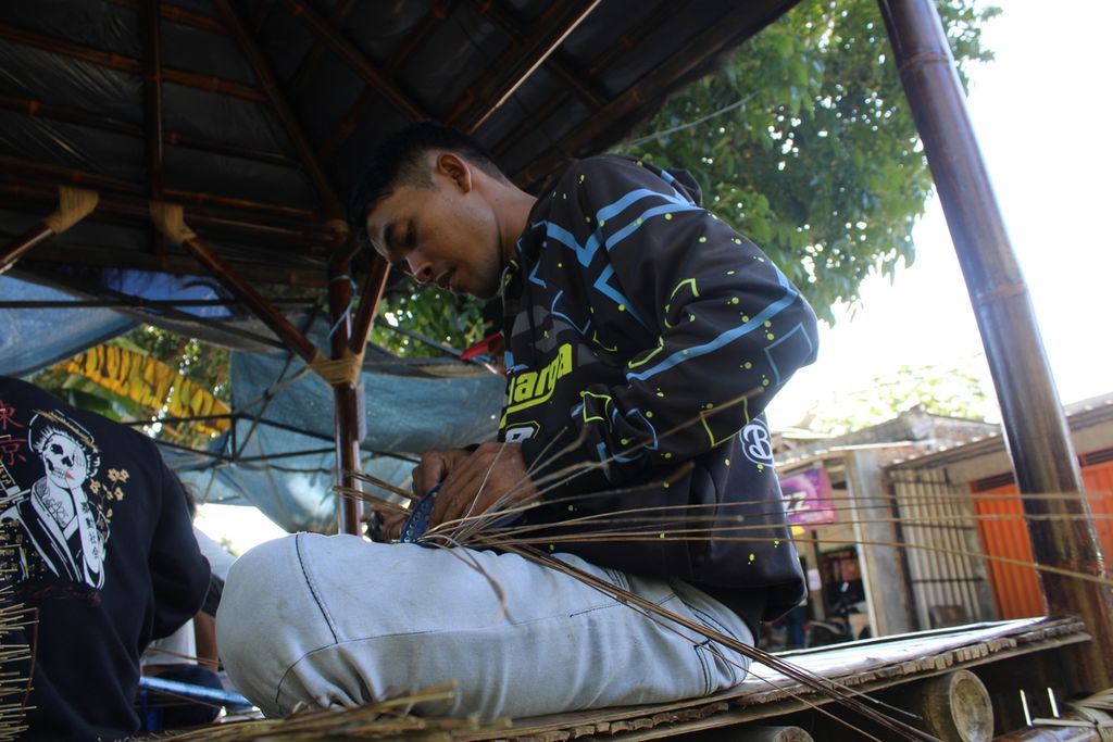 Seorang warga membuat sapu lidi di Desa Jayagiri, Kecamatan Sindangbarang, Kabupaten Cianjur, Jawa Barat, Kamis (25/5/2023). Untuk sapu ijuk yang dihasilkan di daerah itu, dijual di sekitar pesisir selatan Jabar hingga sejumlah daerah.